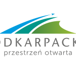 Logo województwa podkarpackiego w barwach niebiesko-zielonych na białym tle z umieszczonym poniżej napisem Podkarpackie. Przestrzeń otwarta