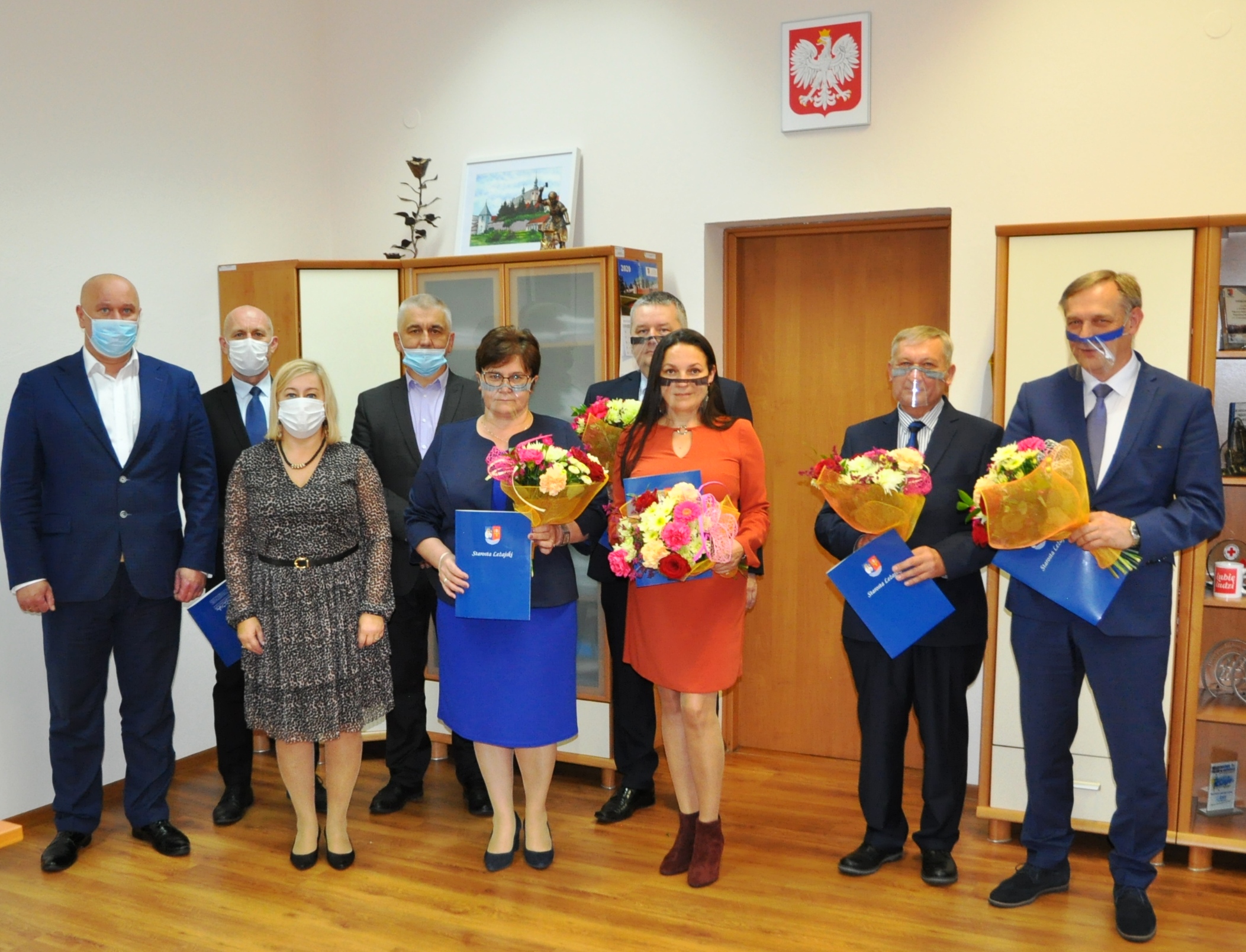 Nagrodzeni nauczyciele ZST w Leżajsku pozują do zdjęcia z członkami zarządu powiatu leżajskiego.