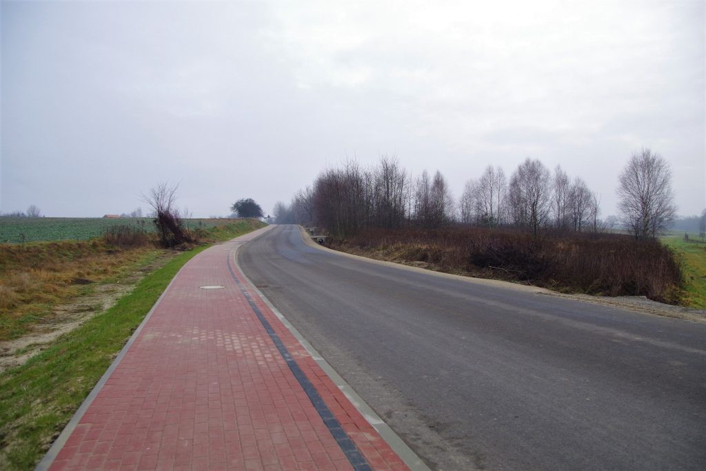 Fragment wyremontowanej drogi w Wólce Grodziskiej. Po lewej stronie chodnik.