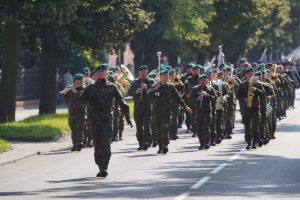 Orkiestra Wojskowa z Rzeszowa maszeruje na przedzie pochodu ulicą Mickiewicza.