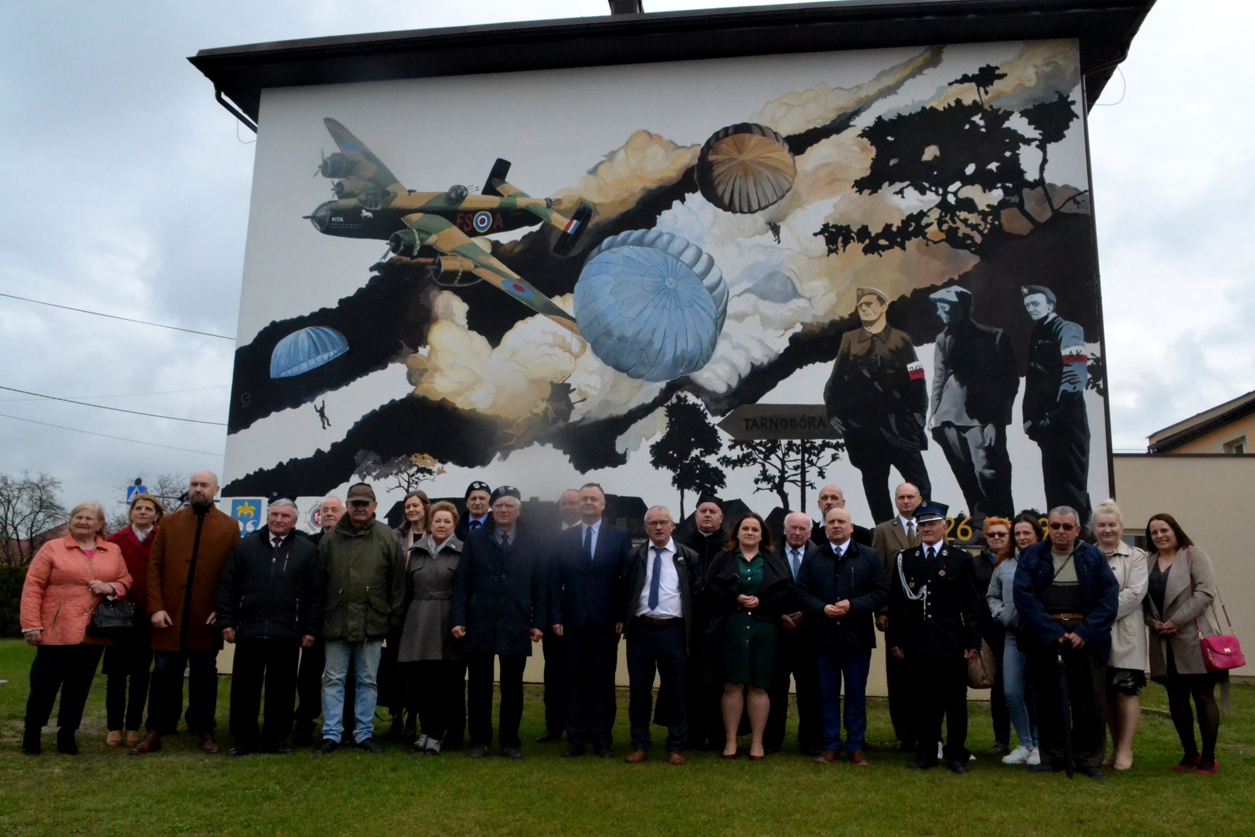 W Tarnogórze odsłonięto mural na cześć alianckich lotników, partyzantów i bohaterskich mieszkańców wsi