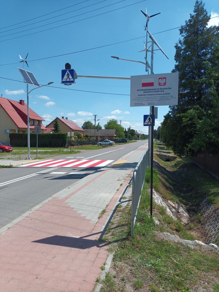 Zdjęcie przedstawia przebudowane skrzyżowanie w miejscowości Tarnawiec