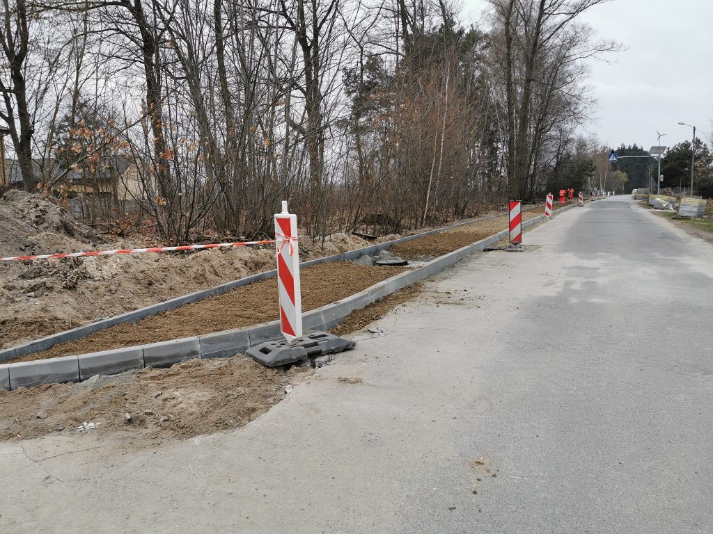 Zdjęcie przedstawia przebudowaną drogę powiatową w Woli Zarczyckiej