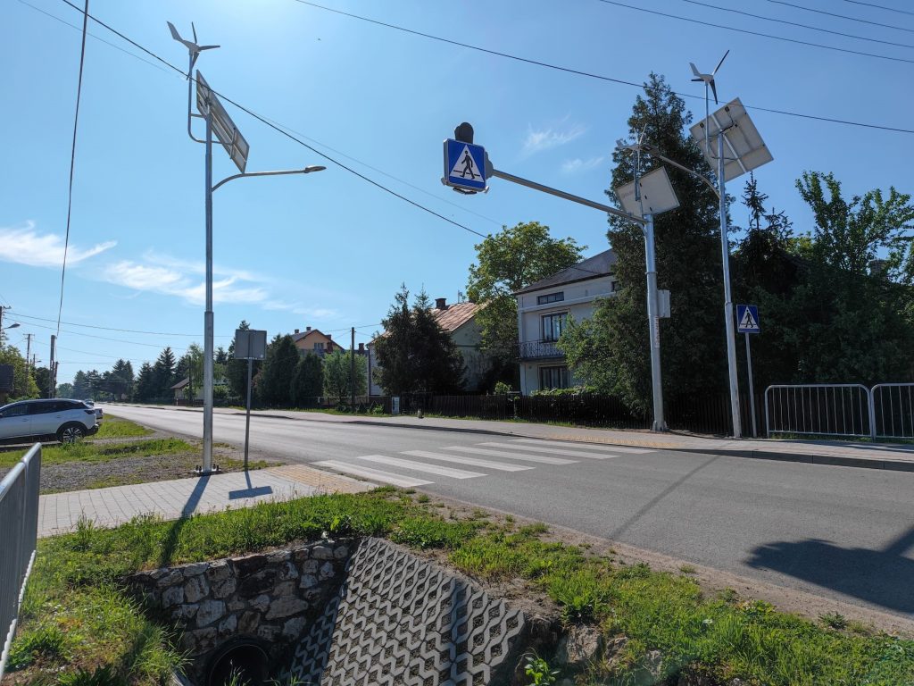 Zdjęcie przedstawia przebudowane skrzyżowanie w miejscowości Tarnawiec