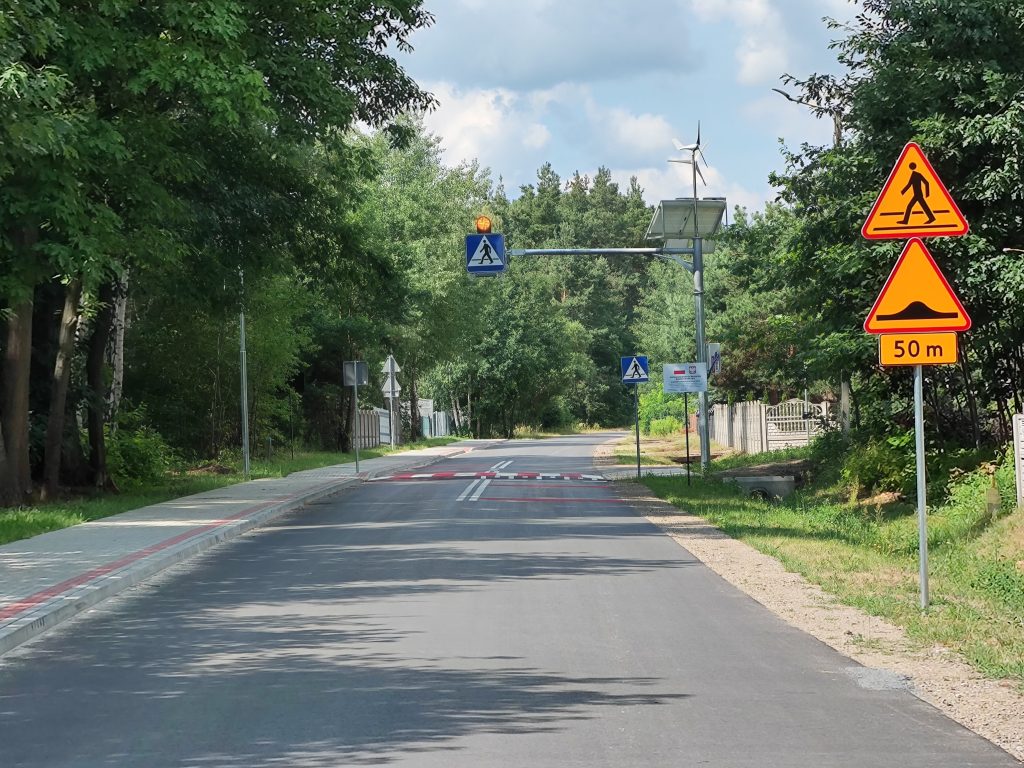 Zdjęcie przedstawia przebudowaną drogę powiatową w Woli Zarczyckiej