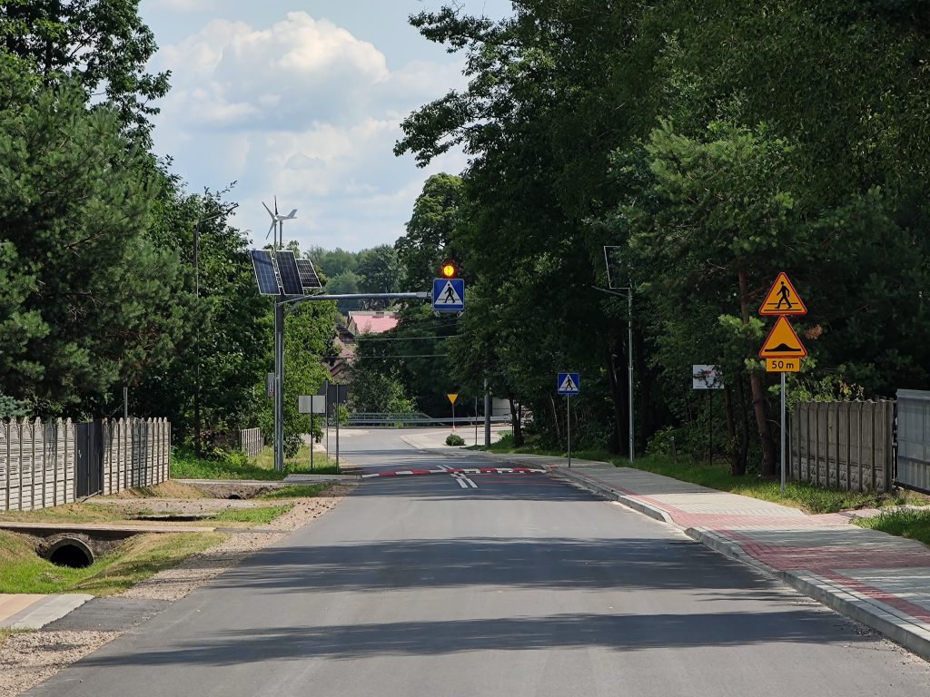 Zdjęcie przedstawia przebudowaną drogę powiatową w Woli Zarczyckiej