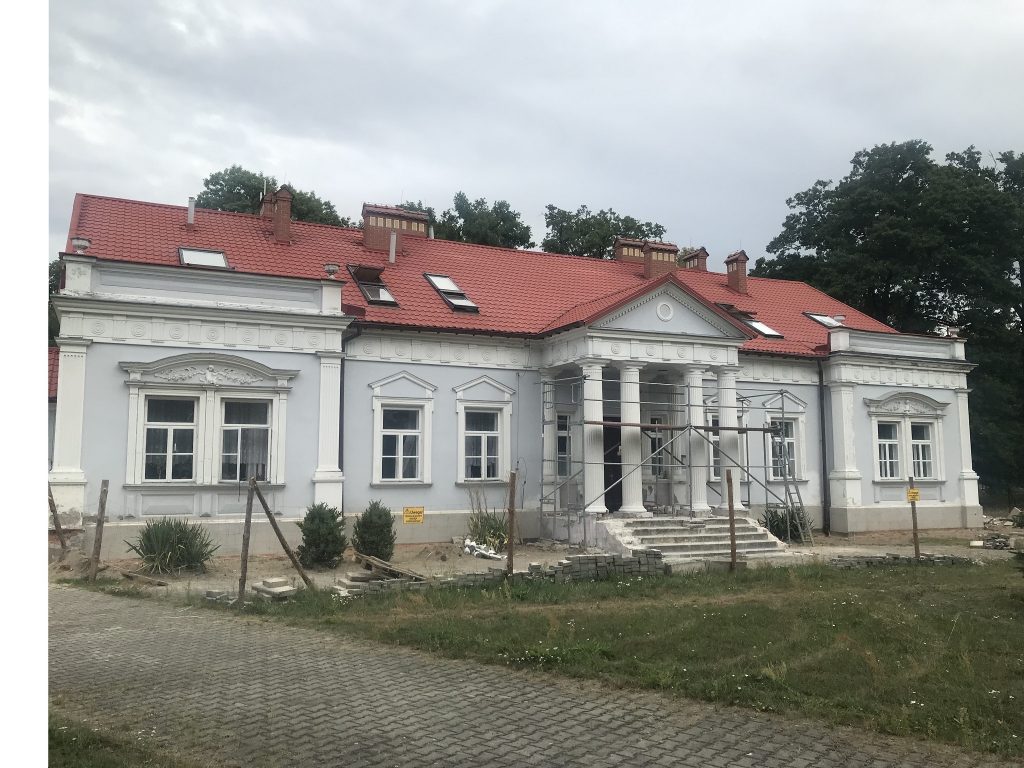 Zdjęcie przedstawia przebudowę zabytkowego budynku DPS w Piskorowicach