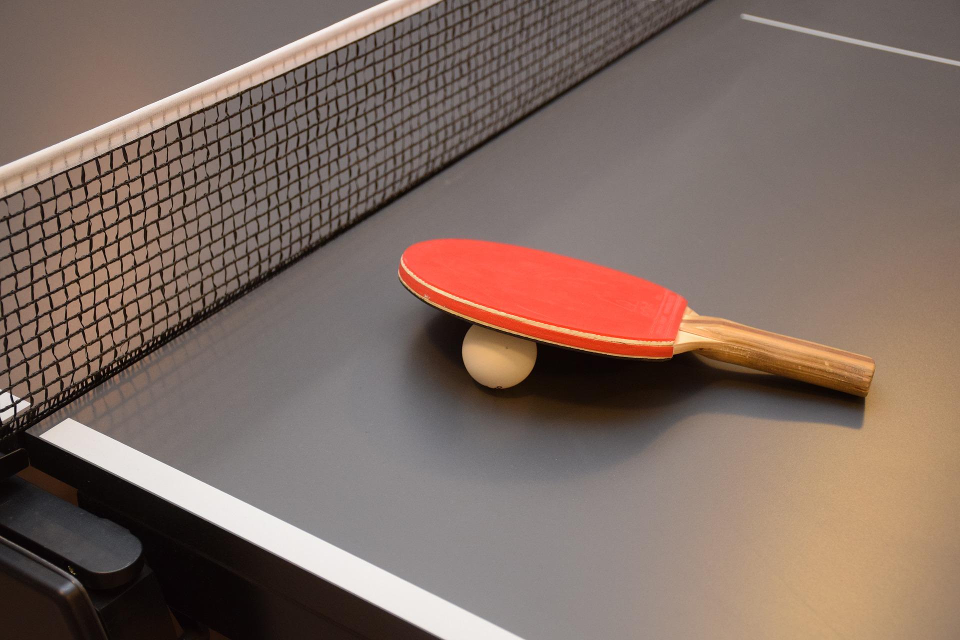 obrazek przedstawia rakietę do tenisa stołowego