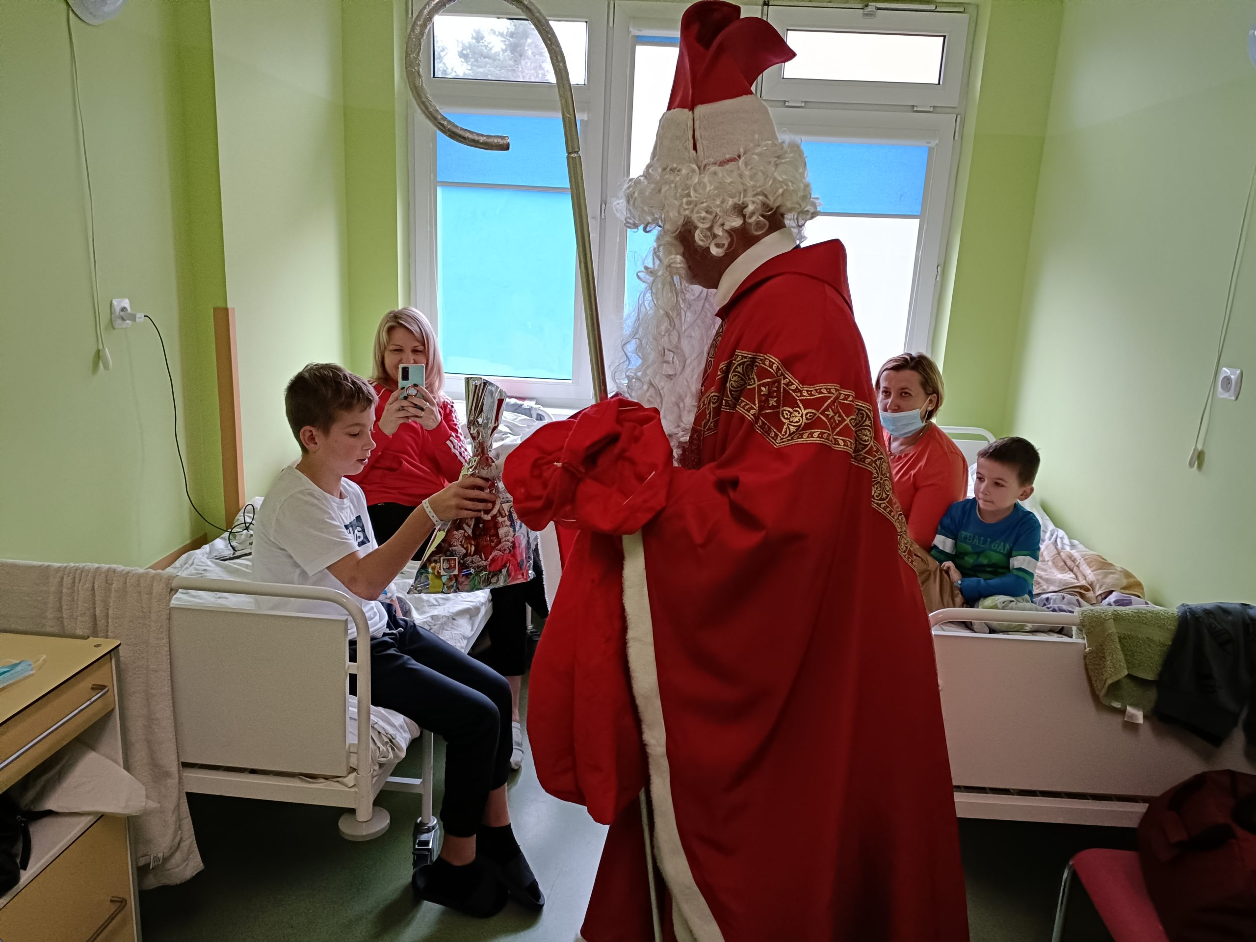 Święty Mikołaj odwiedził Oddział Dziecięcy w leżajskim SP ZOZ