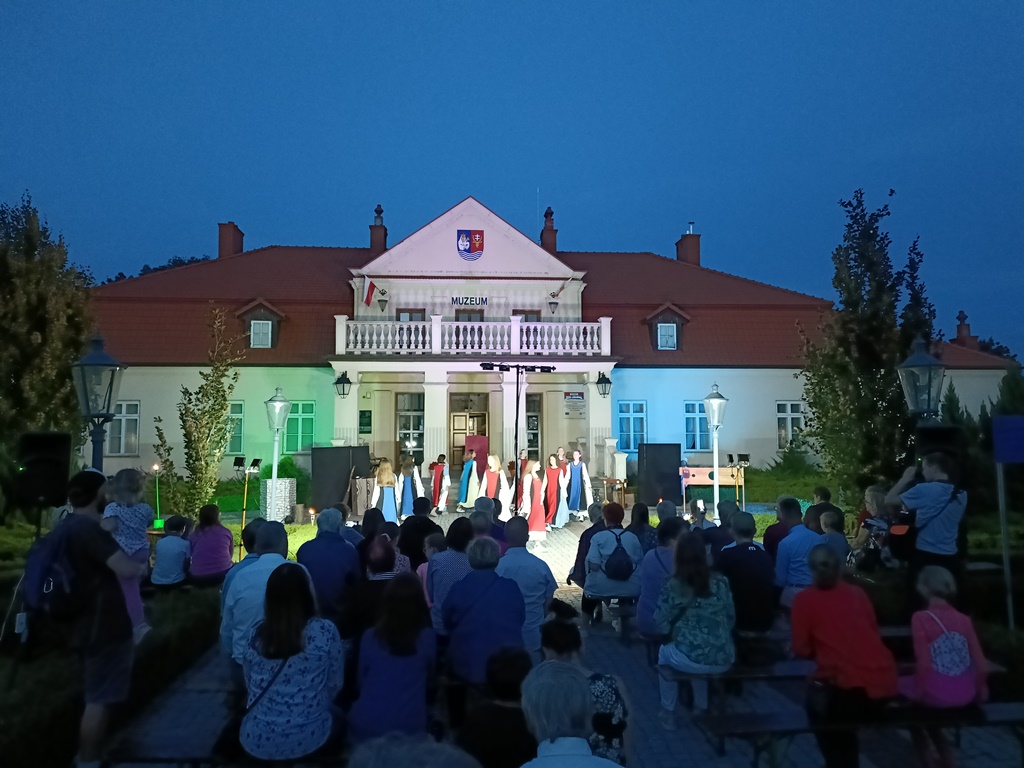 Widowisko plenerowe „Odmieniec” przed Muzeum Ziemi Leżajskiej