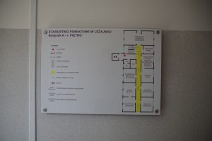 Mapa tyflograficzna umieszczona na ścianie.