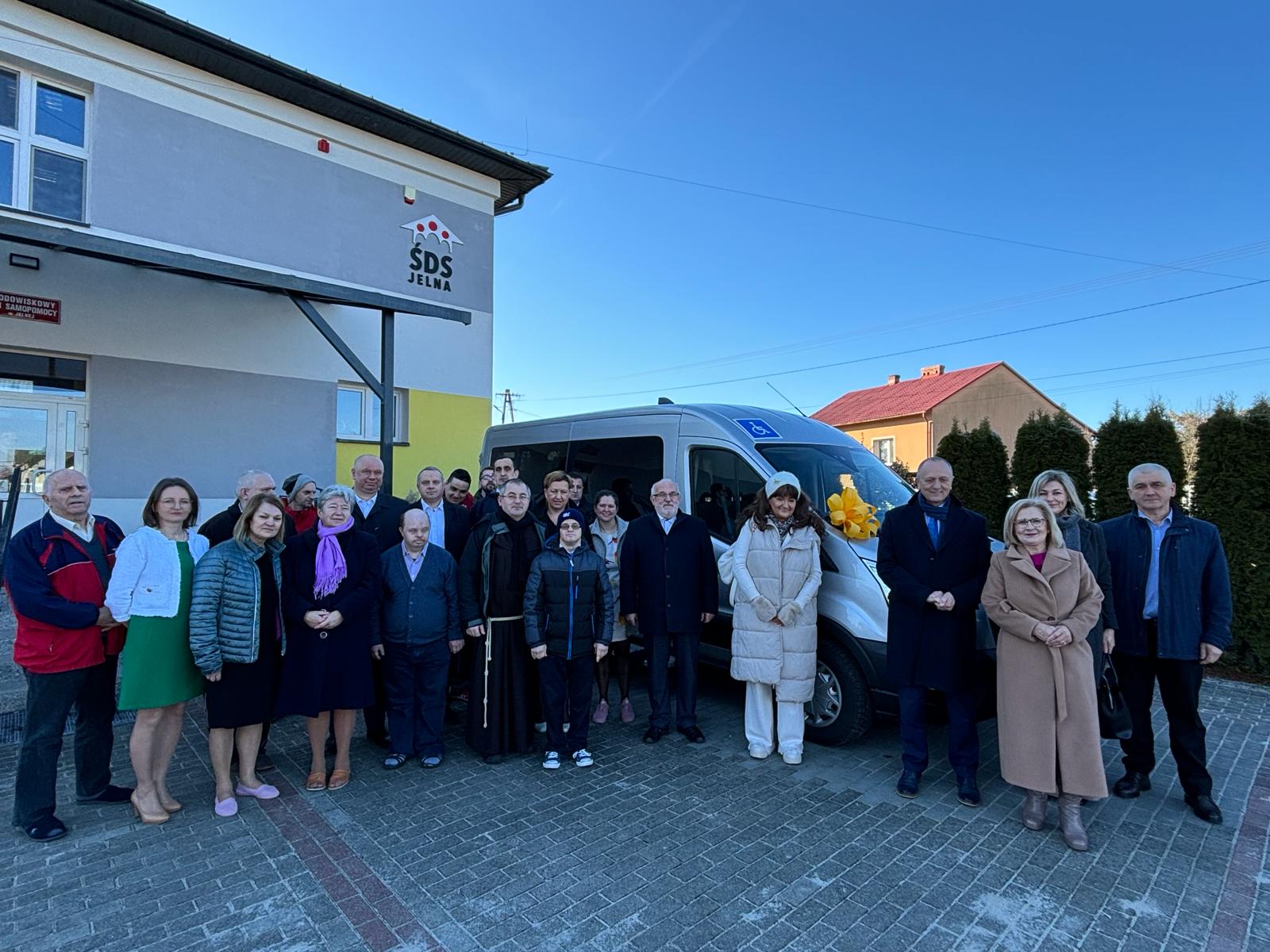 Nowy bus dla Środowiskowego Domu Samopomocy w Jelnej