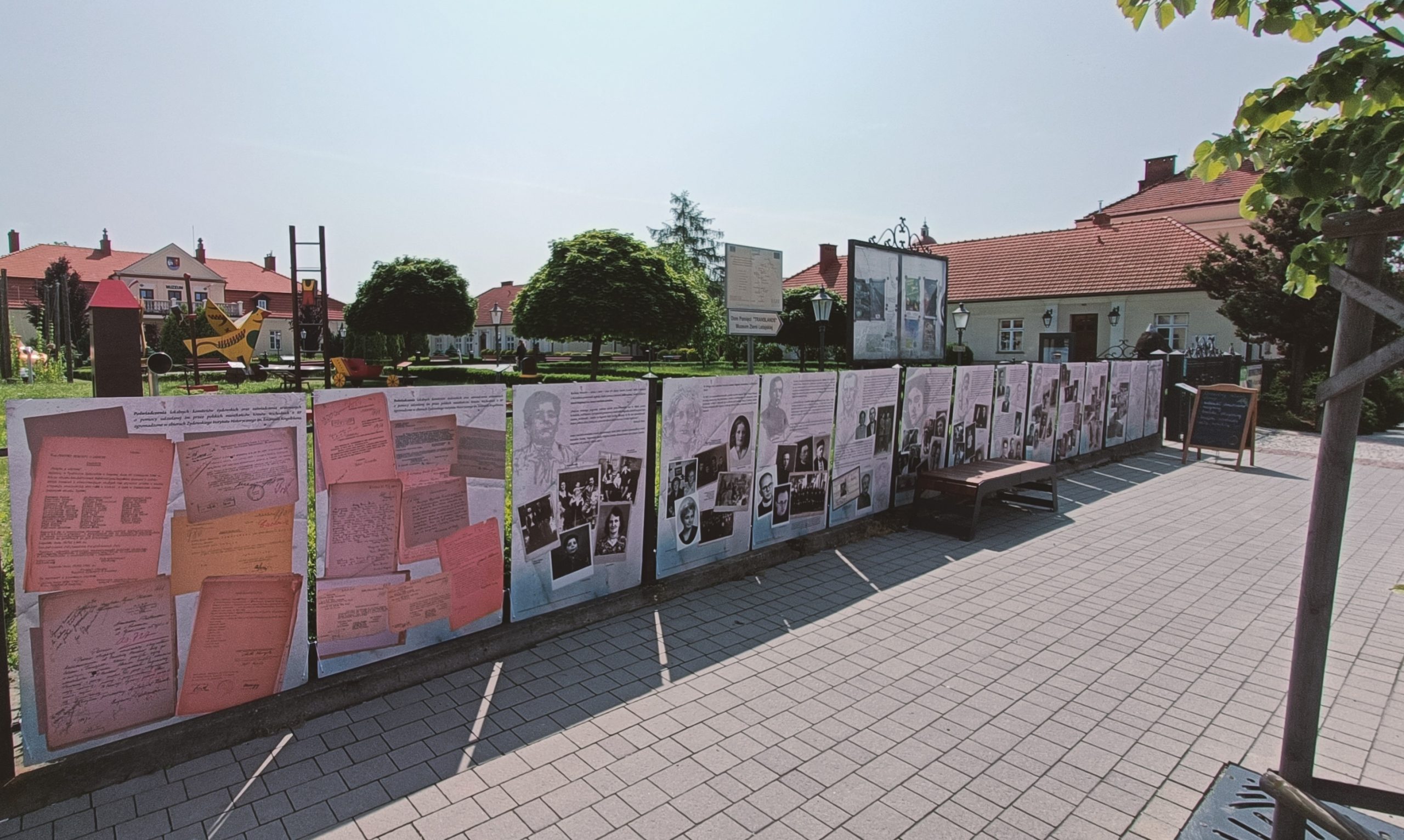 „Czyny świadczą o człowieku…” – nowa wystawa plenerowa w Muzeum Ziemi Leżajskiej